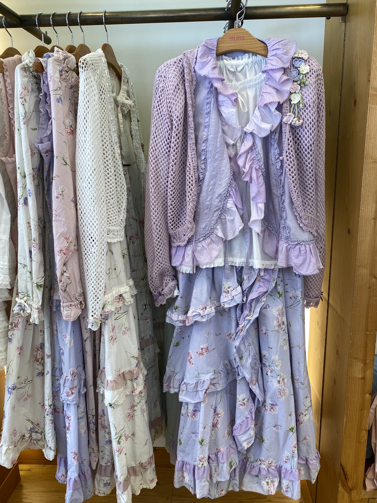 ラックに並ぶ服