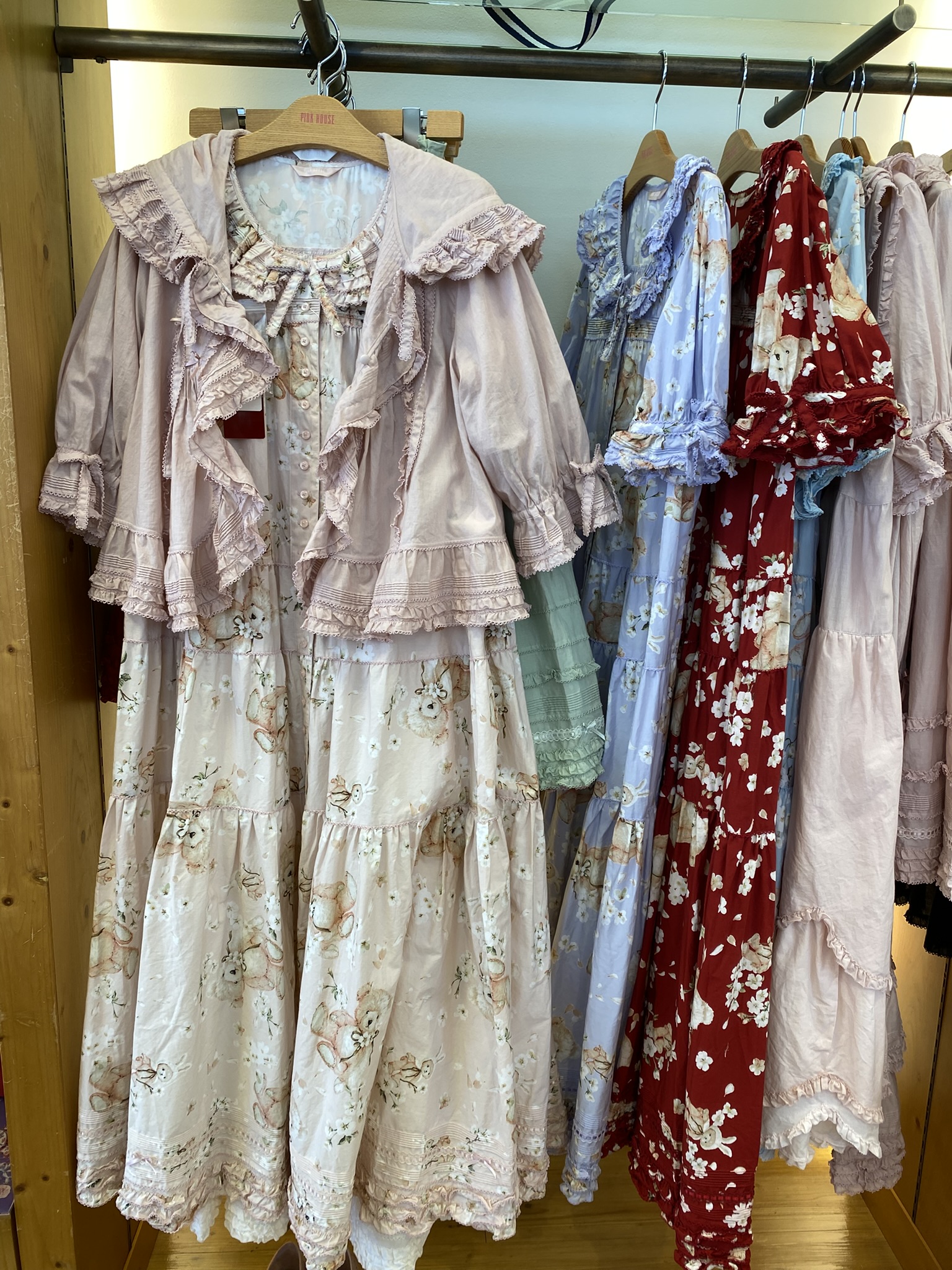 店内に並ぶ服